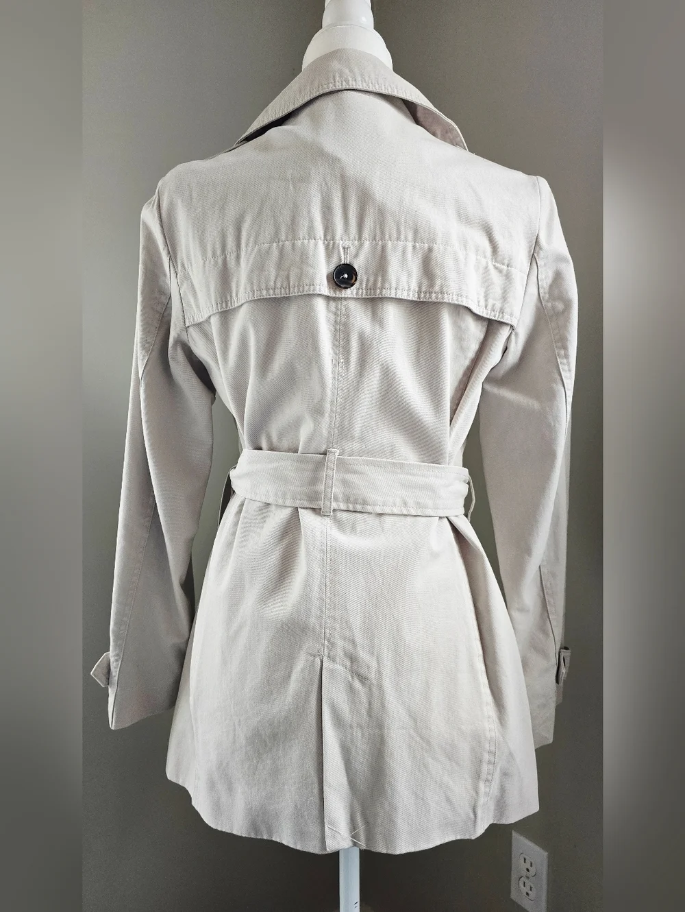 Classic Women's Beige Double-Breasted Trench Coat with Belt - Size Sm - Picture 4 of 4